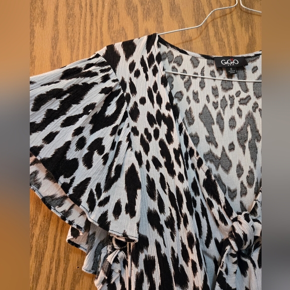 Pretty black and white shorts romper with tie front and pockets. Great shape. - Picture 4 of 10